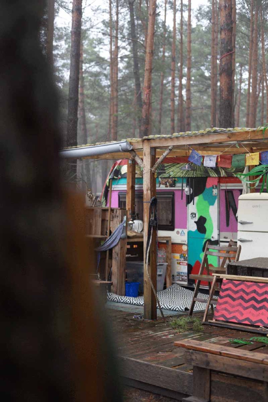Bunt bemalte Camper im Kiefernwald