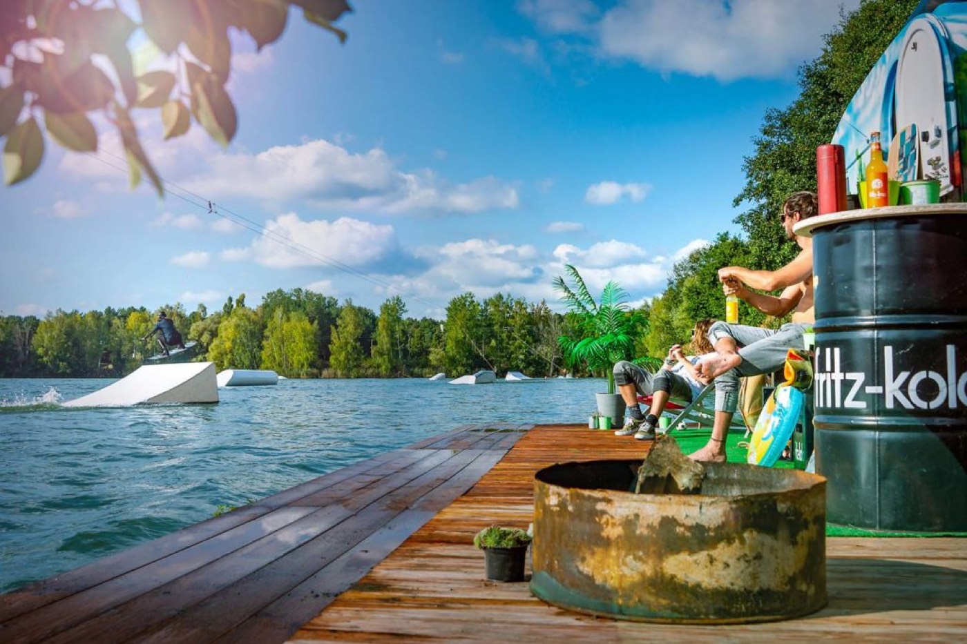 Kicker im See und Beachlounge am Steg